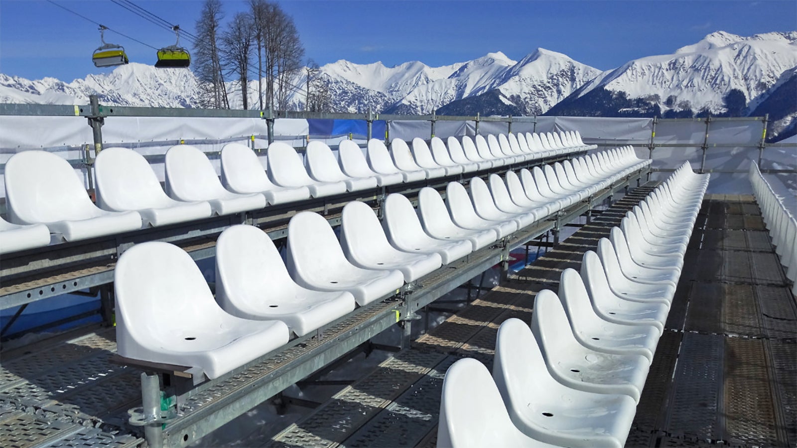 Для организации проходов между рядами кладутся настилы PERI UDI. Их перфорированная поверхность не скользит при минусовых температурах и выпадении осадков.