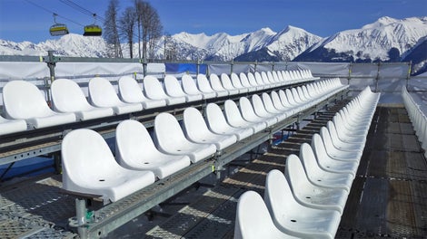 Для организации проходов между рядами кладутся настилы PERI UDI. Их перфорированная поверхность не скользит при минусовых температурах и выпадении осадков.