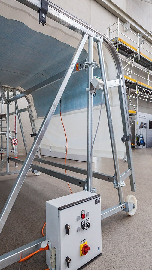 A sheeting which can be heated ensures that neither ice nor snow can accumulate on the weather protection roof. 