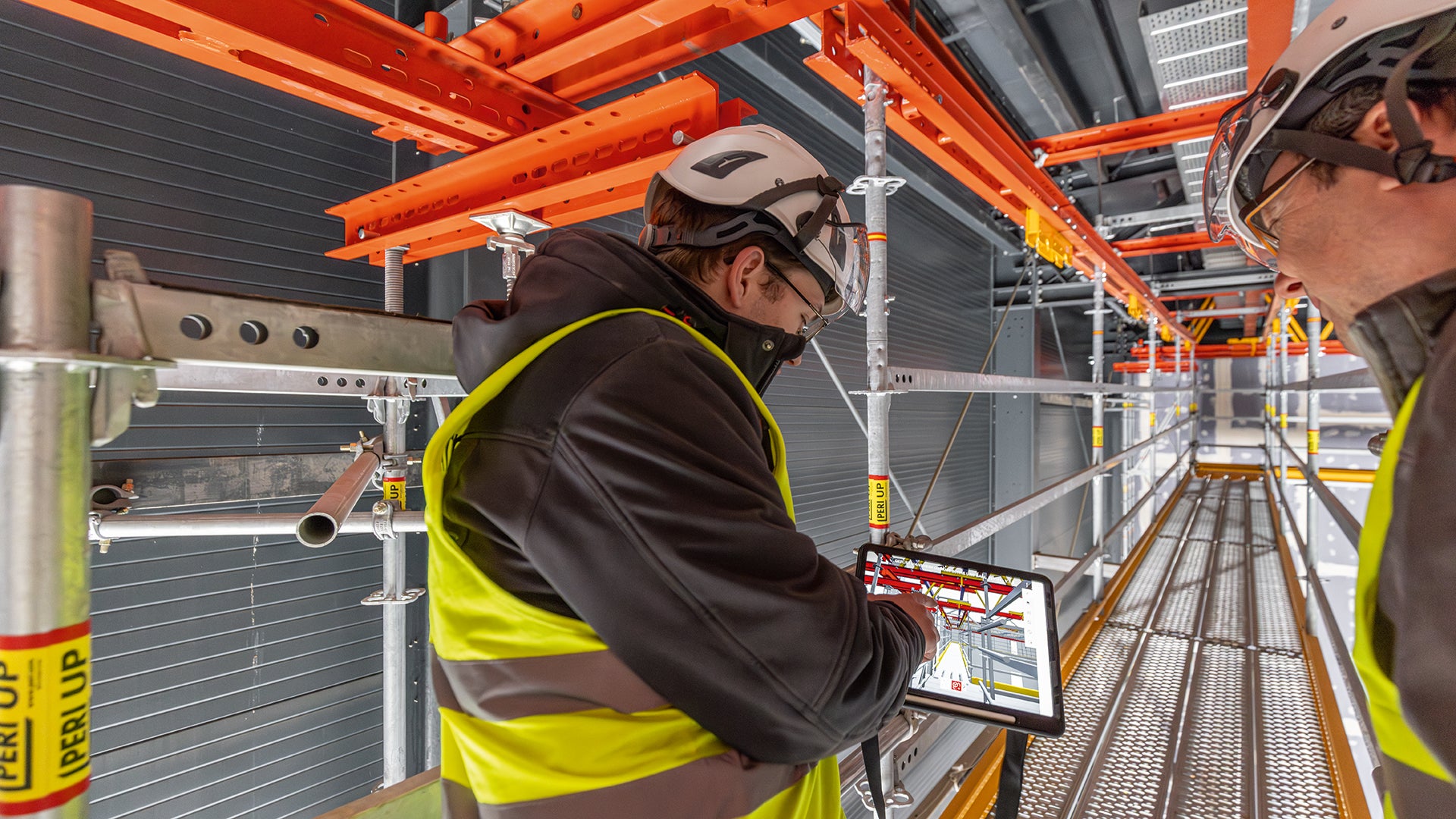 Eine detailliert vorbereitete 3D-Planung und die Verwendung der PERI Extended Experience App (XR) unterstützten die Gerüstmontage.