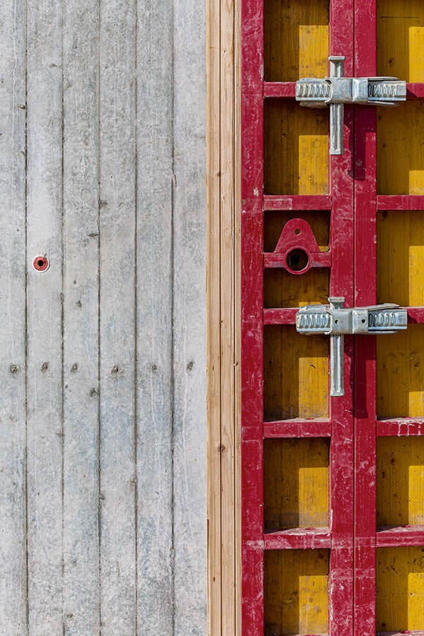 Die neu bei PERI verfügbare MAXIMO Struktur Rahmenschalung mit werkseitig montierter 3-Schicht-Trägerplatte ermöglicht die Herstellung von speziellen Betonoberflächen mit Sichtbetonanforderungen.