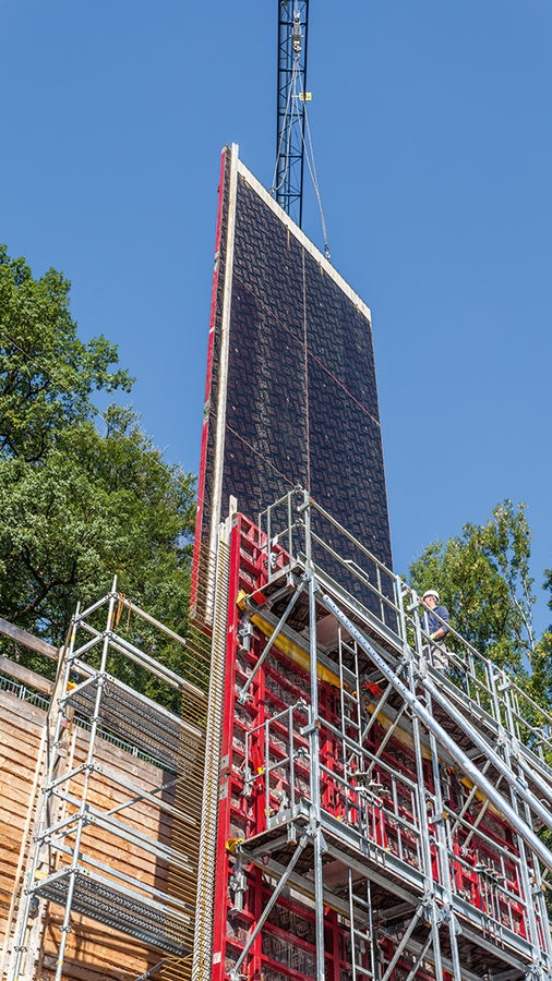 Auch die außenseitige Schließschalung wurde mit dem Kran großflächig als Einheit umgesetzt.