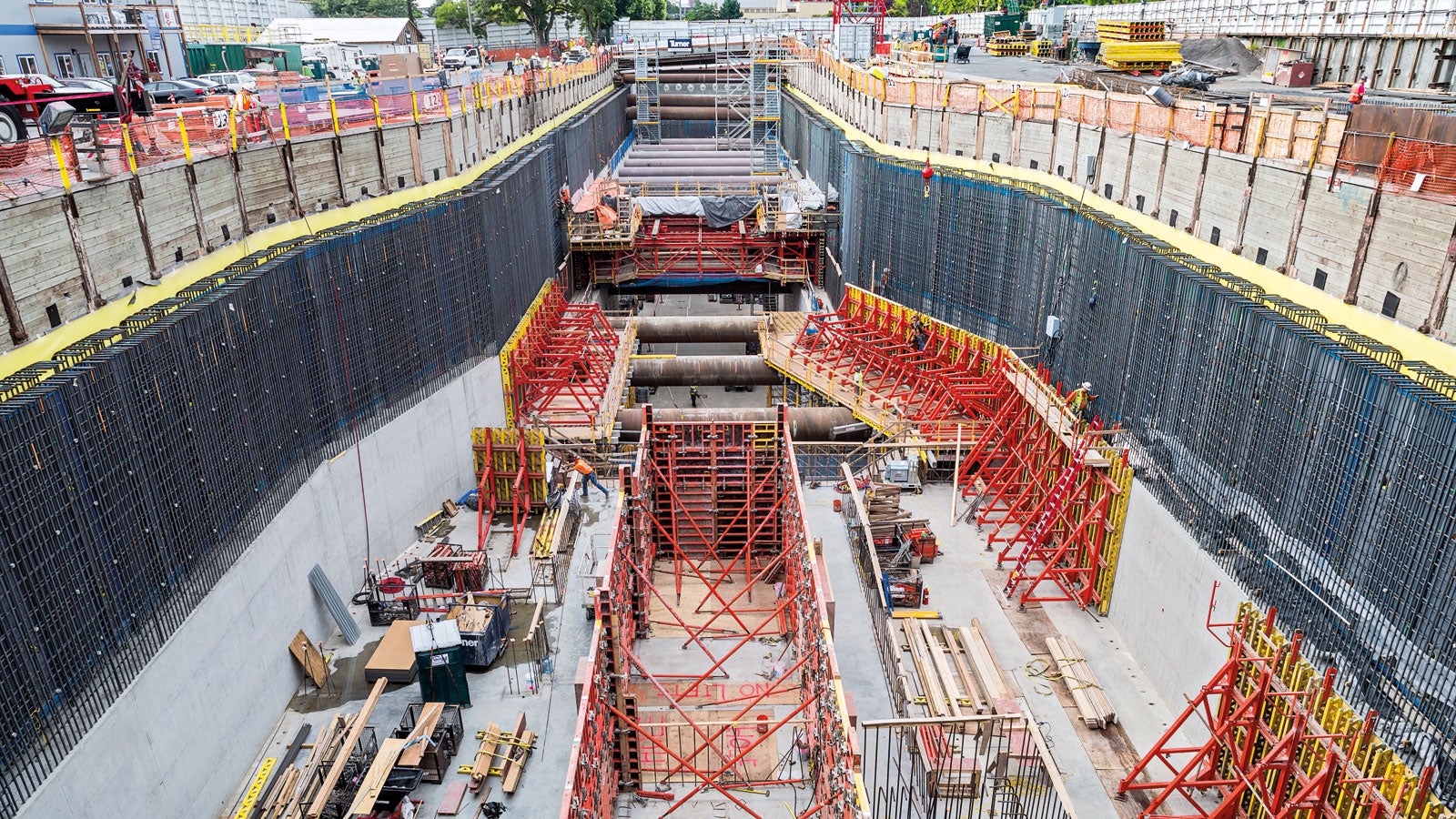 PERI TRIO, VARIO GT 24, SB Brace Frame, MULTIFLEX, MULTIPROP and PERI UP formwork and scaffold systems supplemented the comprehensive project solution.