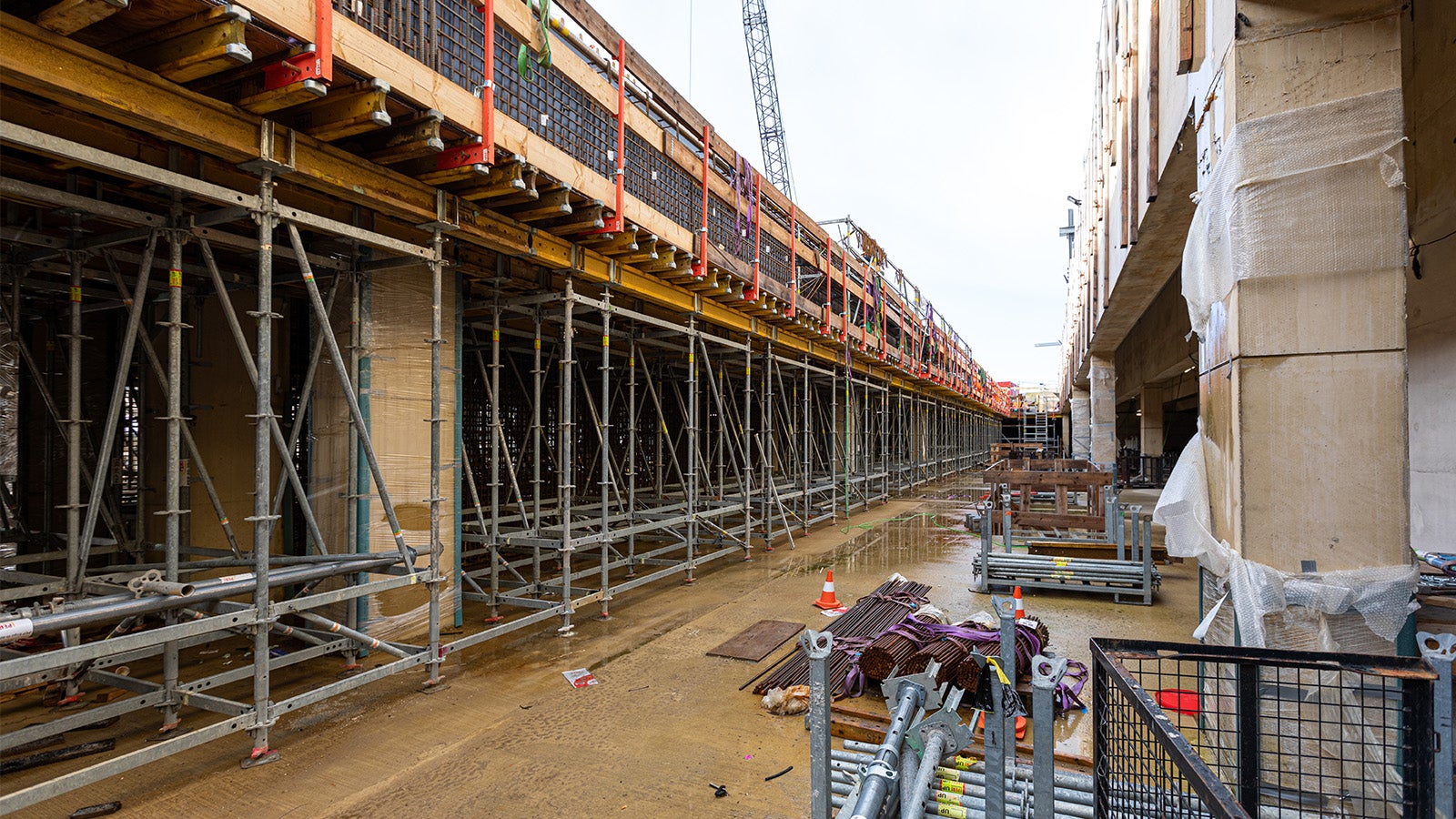 De PERI UP ondersteuningssteiger ten behoeve van de 0 vloer is voorzien van vloerbekisting en randbeveiliging.