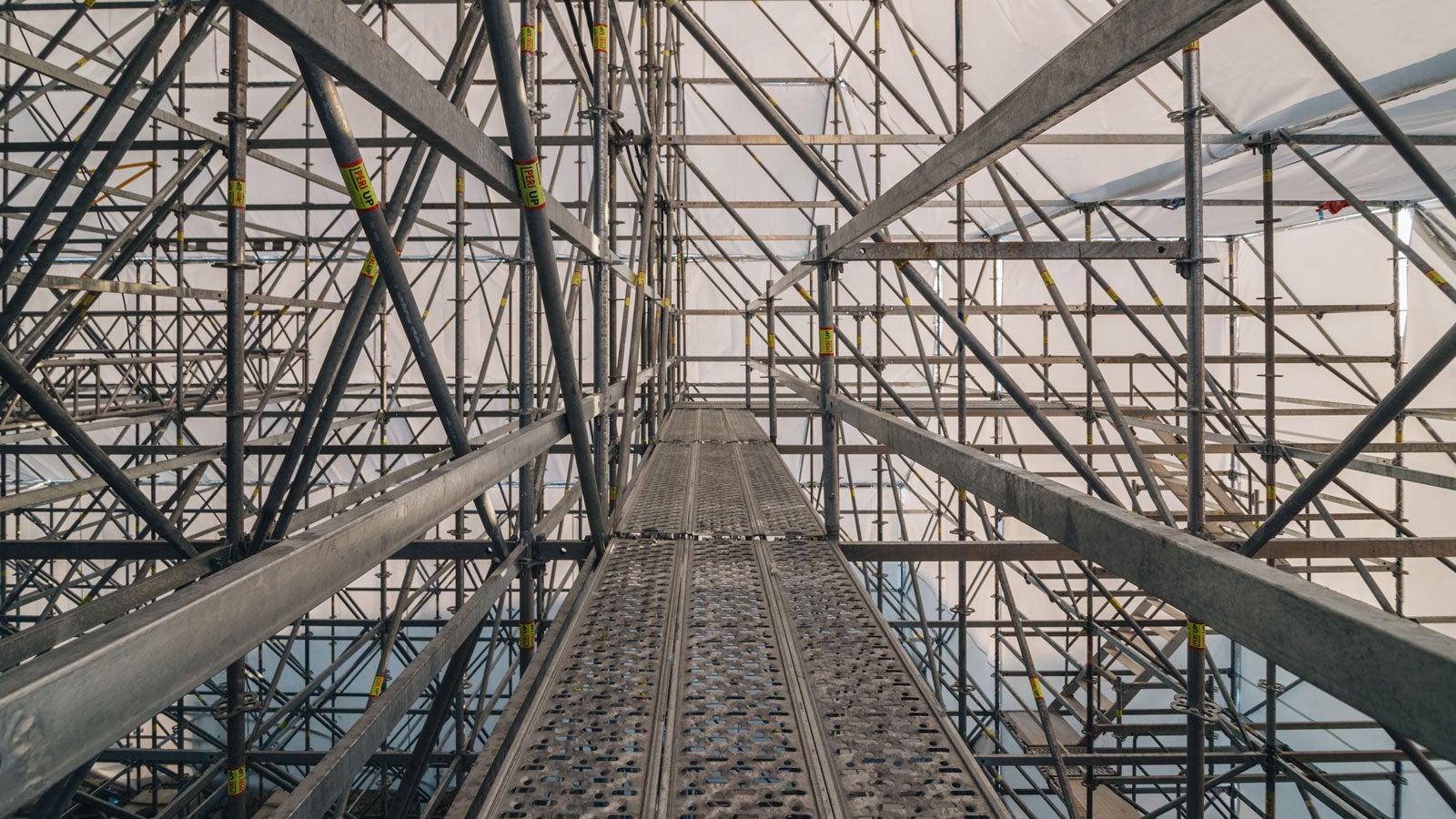 Экран, на котором идет трансляция матчей, собирался из модулей (кирпичиков) непосредственно наверху и крепился к лесам через хомуты. Для быстрого и удобного доступа к тыльной стороне экрана предложены технологические проходы и маршевые лестницы в теле конструкции сцены. 