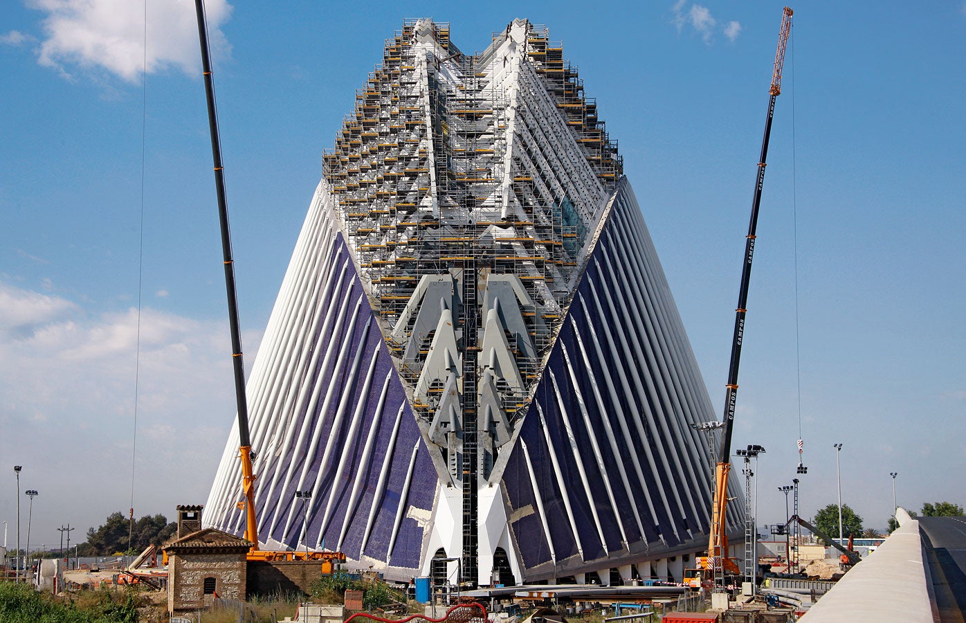 Una estructura enorme de andamio realizada con PERI UP Rosett, proporcionó acceso permanentemente a todas las plataformas y áreas de trabajo hasta una altura de casi 80 m.