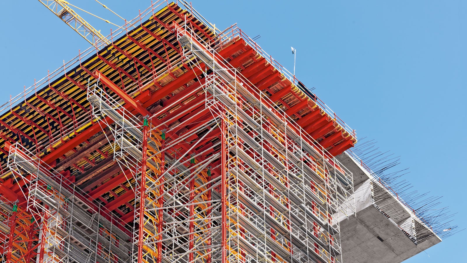 Motorway bridge over the Rio Sordo, Vila Real, Portugal: Both the superstructure formwork as well as the falsework are based on the VARIOKIT engineering construction kit.