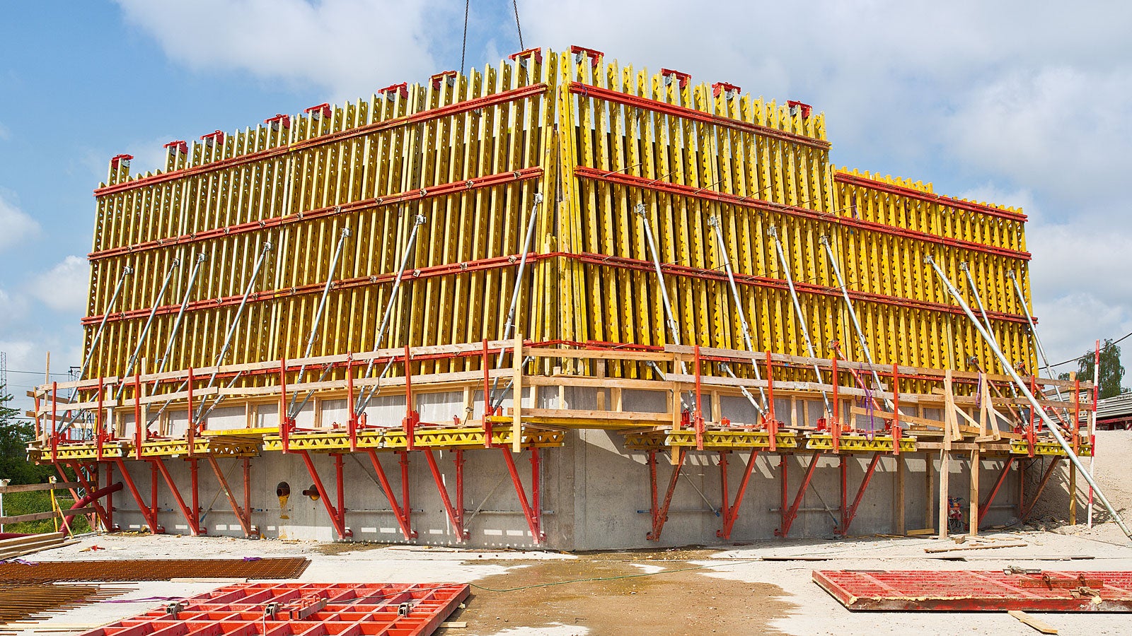 A number of technical buildings are required on the tunnel structure. The requirements include 15° inclined walls, rounded corner areas and a specific tie arrangement which have been met through the use of a customized formwork solution with Vario GT 24 girder wall formwork.