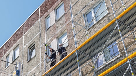 Mit dem PERI UP Easy Stiel lässt sich zusätzlich zum Außengeländer auch das Innengeländer vorlaufend montieren – sicher und ohne Zusatzaufwand.