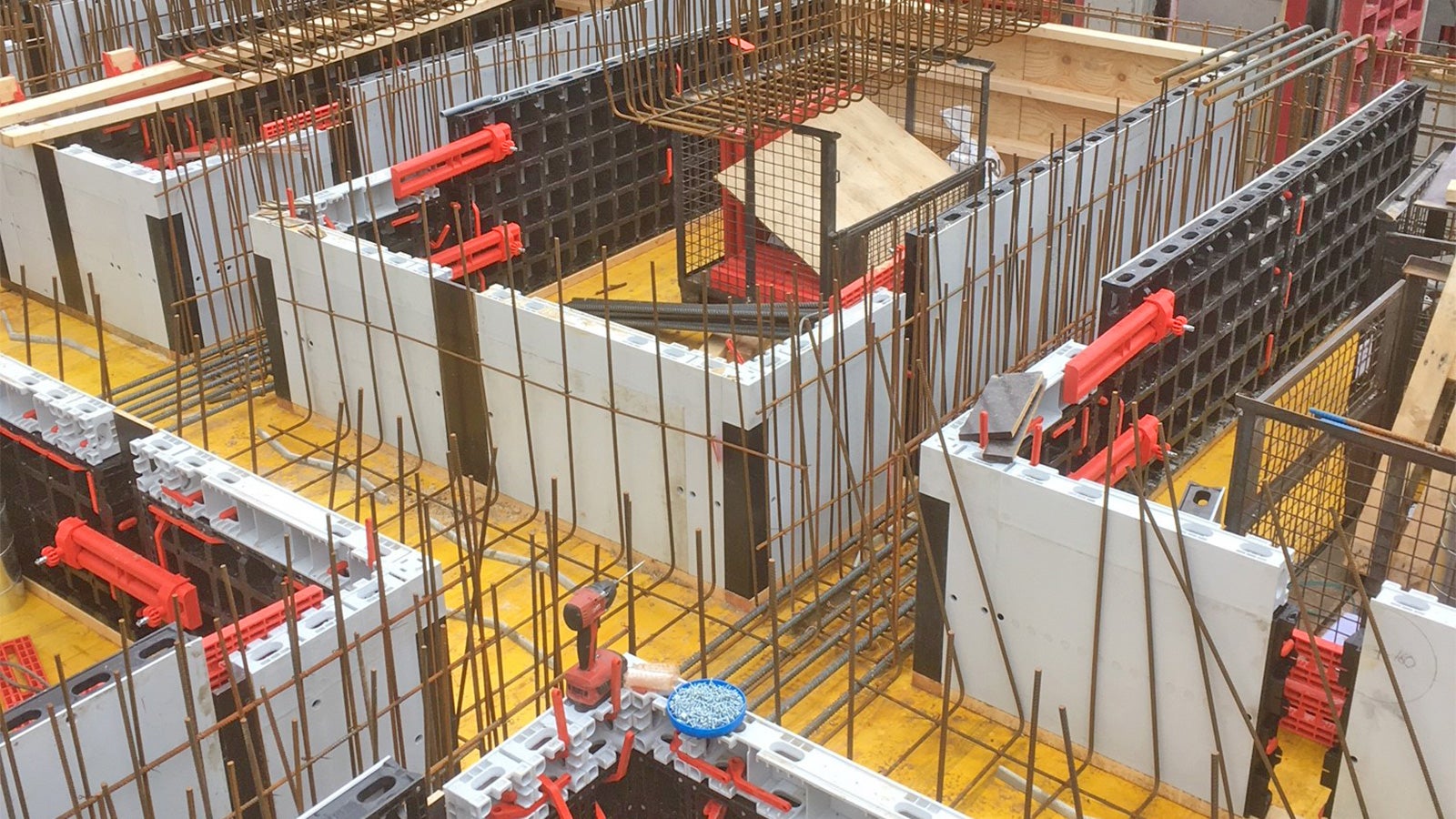 DUO toimi erittäin monikäyttöisesti Jyväskylän Holvissa: Tässä toteutuksessa arinapalkin kyljet.