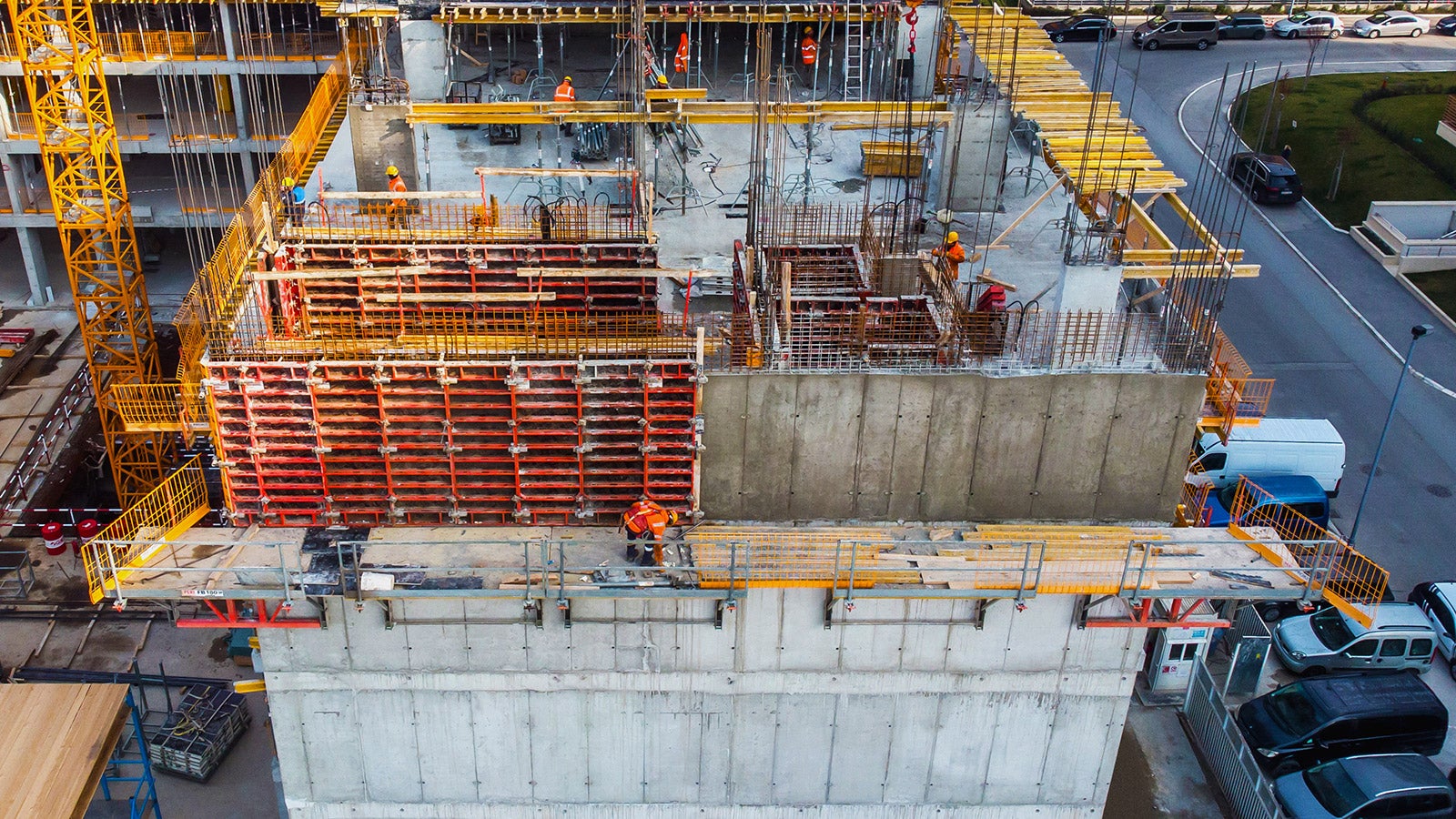 Karakteristika ovog objekta je veliki broj obodnih zidova za čiju izradu je ramovska oplata DOMINO korišćena u kombinaciji sa FB platformama.