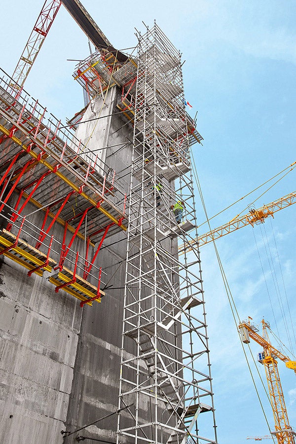The PERI systems used have been optimally adapted to suit site requirements and also include the integration of safe access means such as the PERI UP scaffold staircase.
