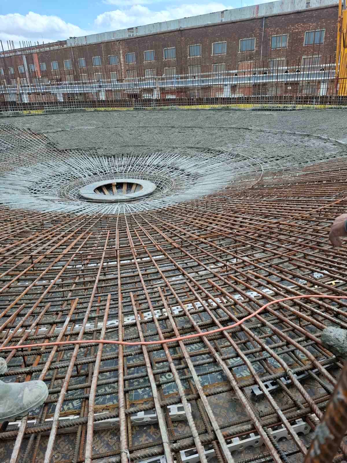 Едно от предизвикателствата на обекта е конусовидната форма на утаителите