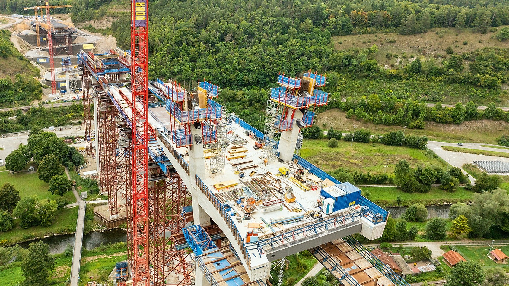 Für die Realisierung der bis zu 90 m hohen Pylone kombiniert PERI die Klettersysteme SCS und RCS mit VARIO GT 24 Sonderschalung, um den außergewöhnlichen Pylongeometrien gerecht zu werden.