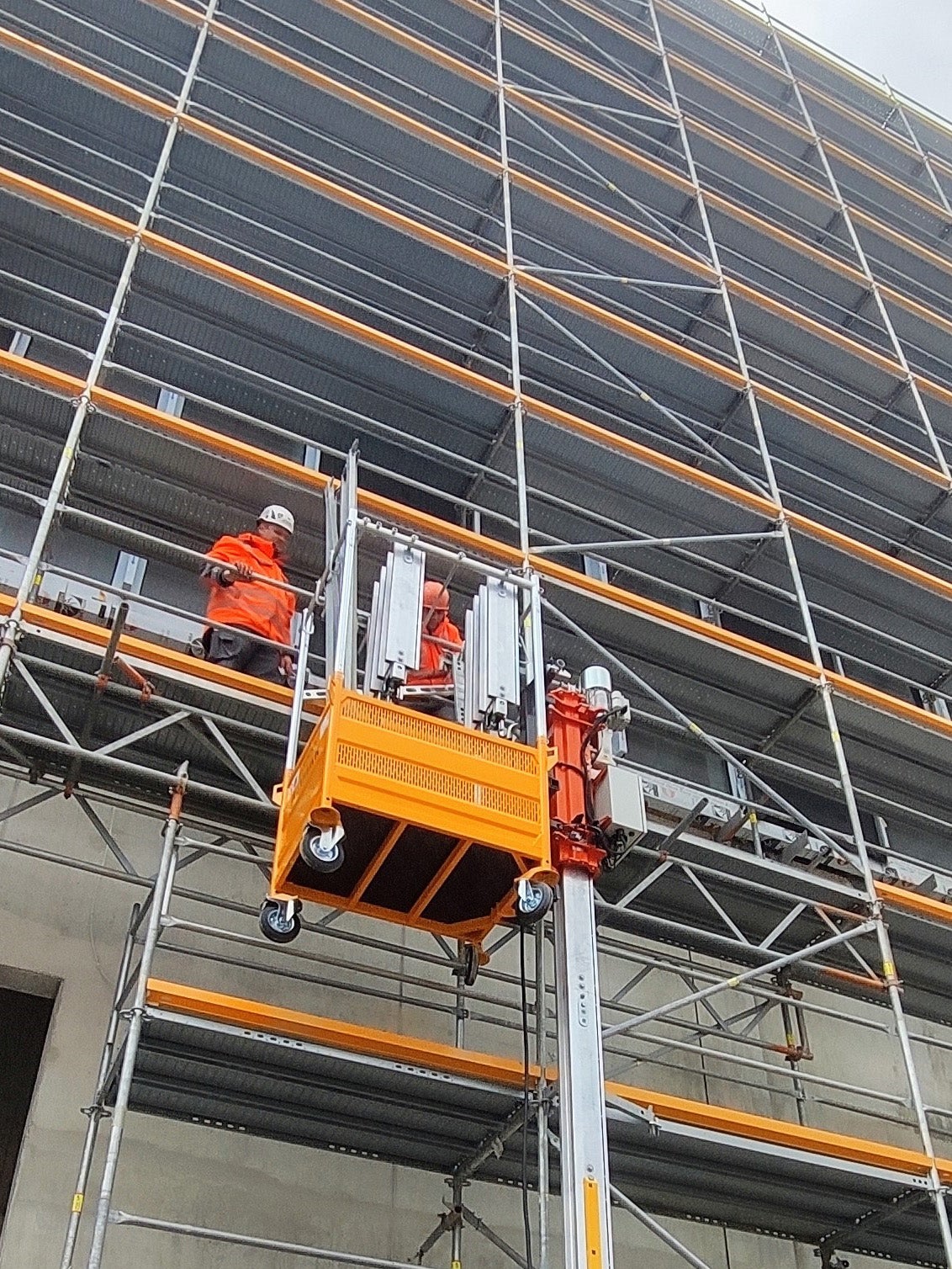 Loading and unloading at height is completed safely by swivelling the STS 300 box to the scaffold, whilst always safely standing behind handrails. Fast one-bolt connection of the mast and simple ties with standard PERI ledgers makes it quick and easy to install. 