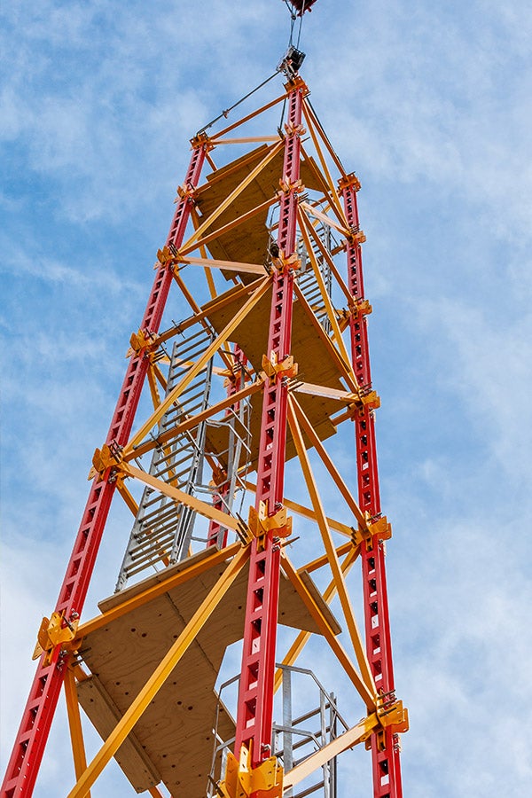 ALPHAKTI can be used for shoring towers with heights continuously variable from 12.00 m to 25.00 m. The head spindle allows for height adjustments of +/- 75 mm. <br/>