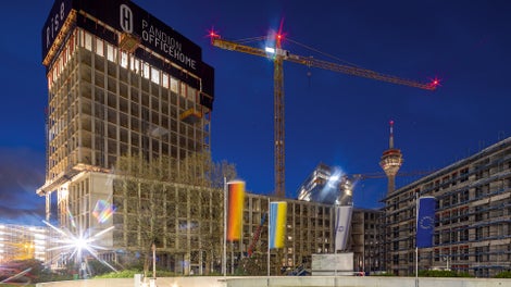 Seit April 2024 befindet sich das oberste der 17 Hochhausgeschosse in der Rohbaufertigstellung.