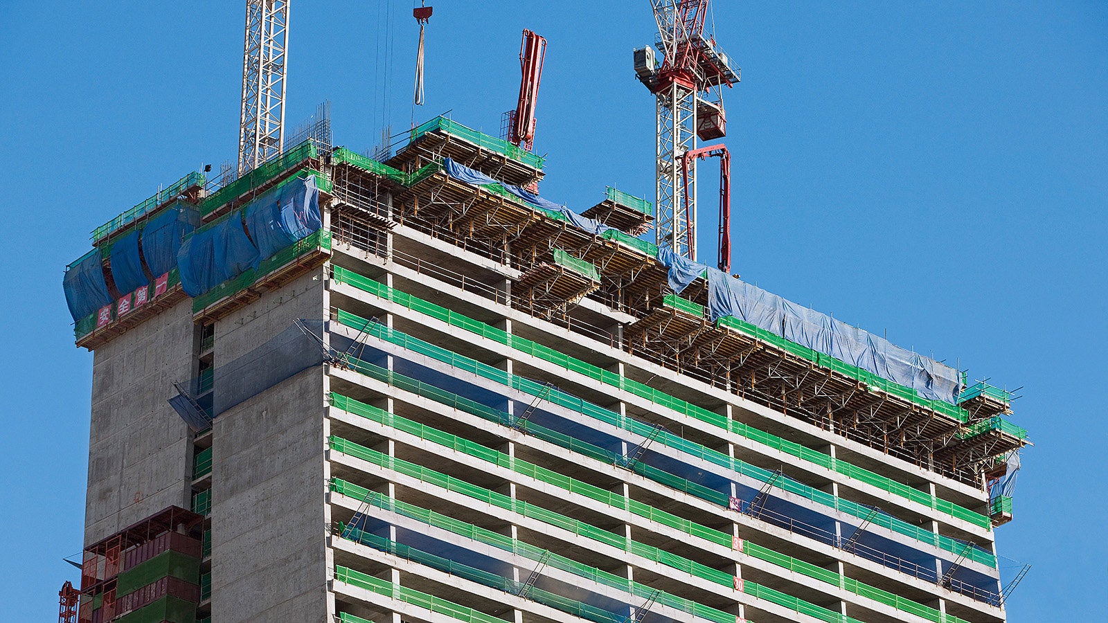 In each case, two floors were simultaneously shuttered with PERI SKYTABLE large-area slab tables.