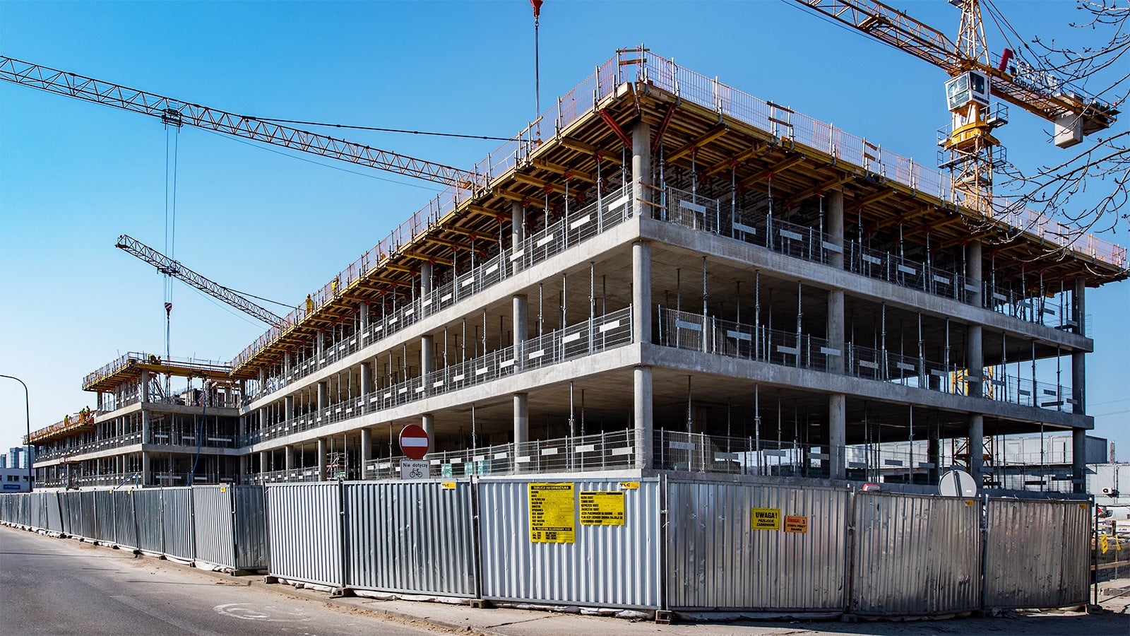 Widok budynku od ul. Droszyńskiego.