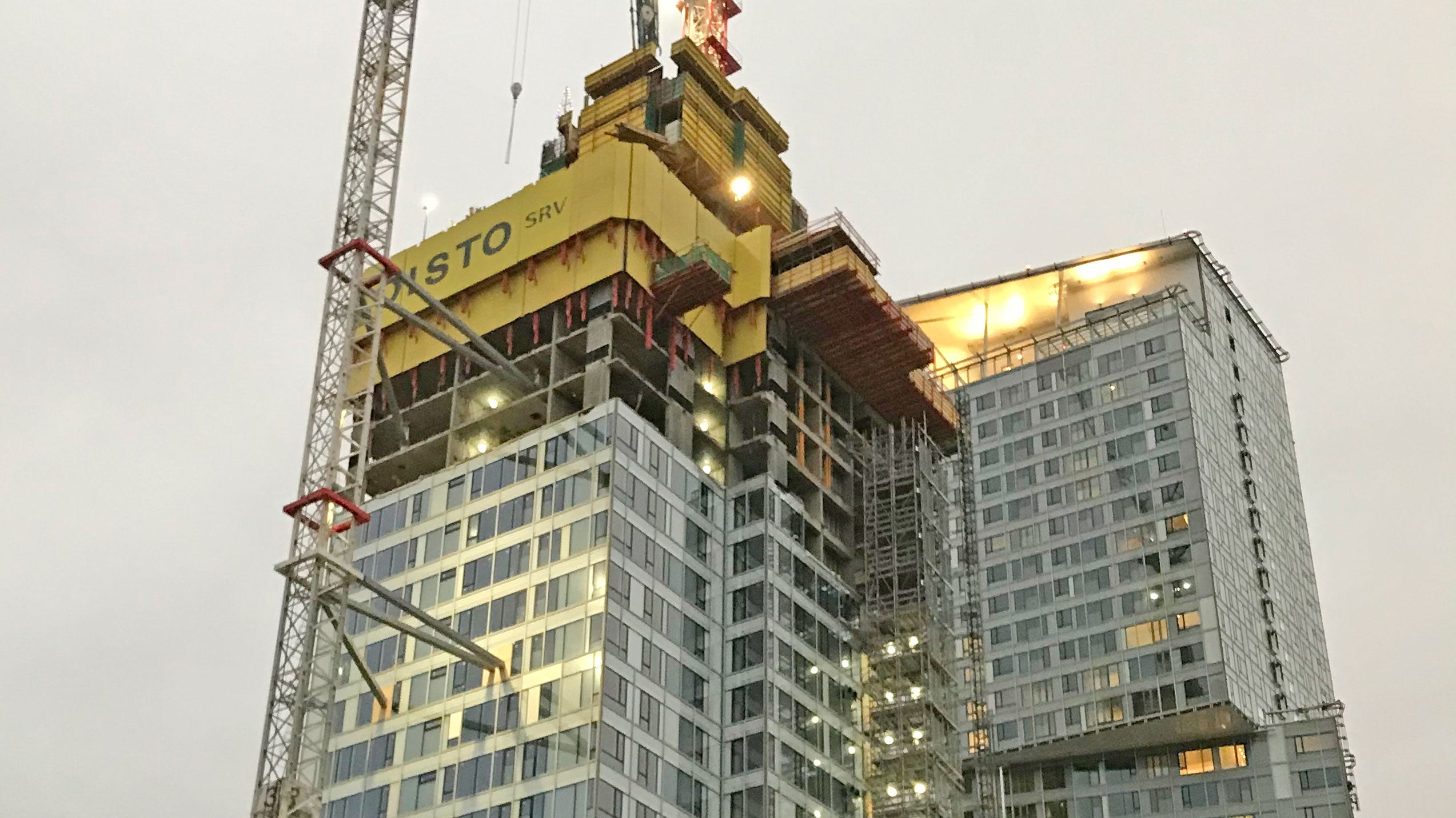 Myös Loistoon on suunniteltu Majakan tavoin uloke 23. kerroksen kohdalle. Majakan valmis uloke kuvassa taustalla.