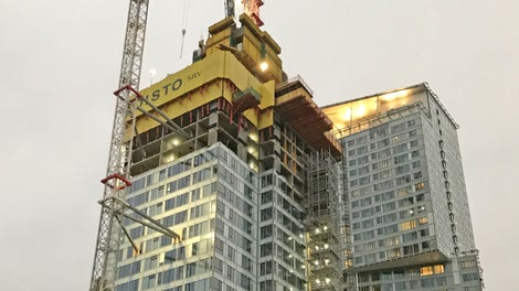 Myös Loistoon on suunniteltu Majakan tavoin uloke 23. kerroksen kohdalle. Majakan valmis uloke kuvassa taustalla.