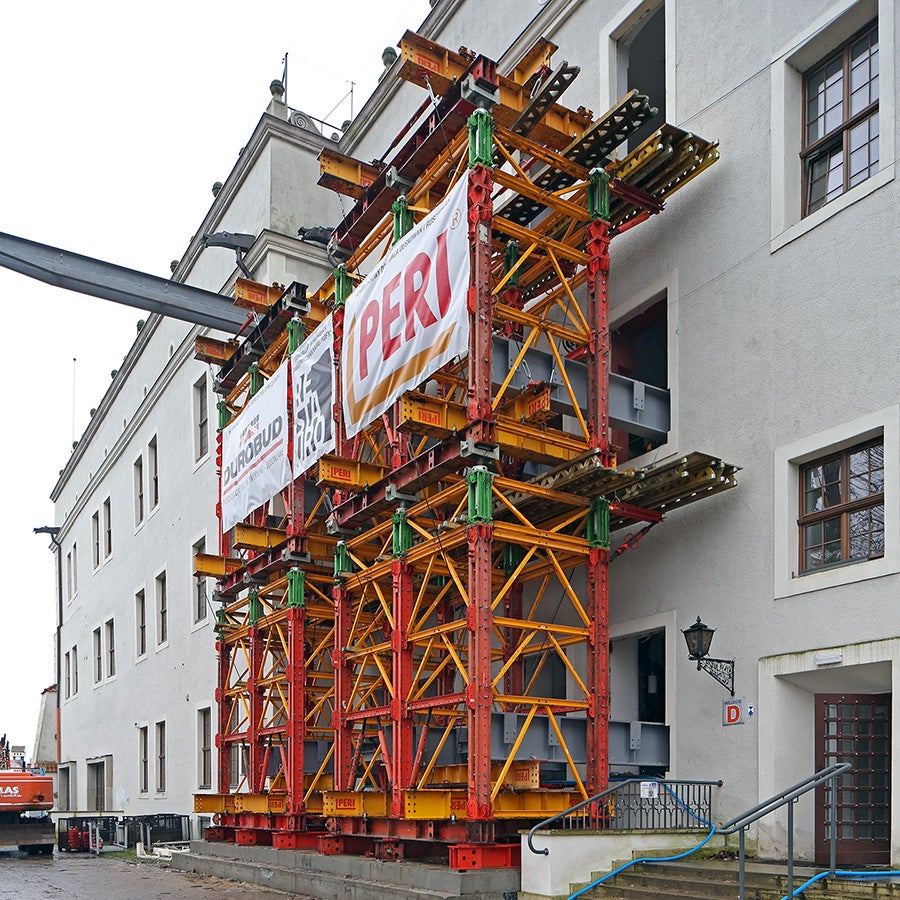 Zabezpieczenie miejsca katastrofy w Zamku Książąt Pomorskich - oparcie belek na wieżach wysokonośnych PERI VST po przeciwnej stronie budynku