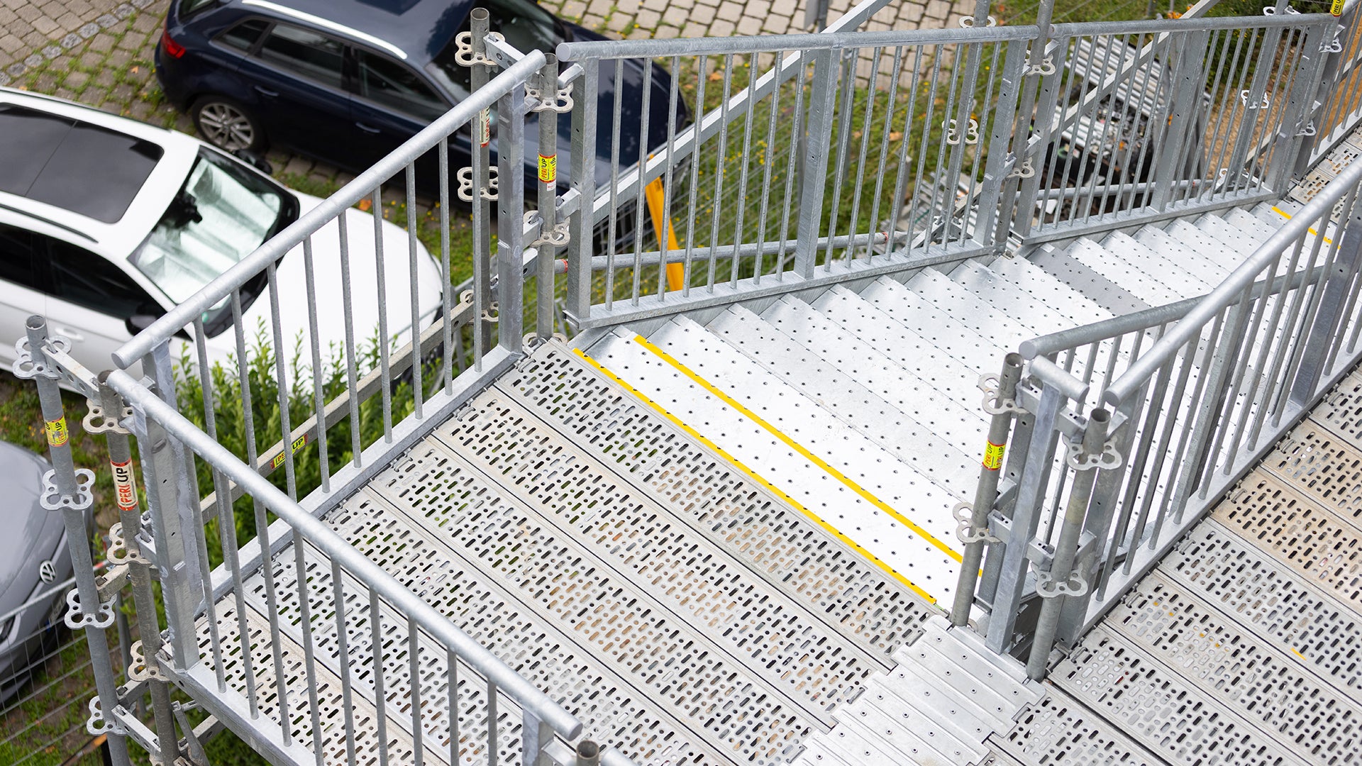 Die PERI UP Treppe Public erfüllt sämtliche Normen und Vorschriften bezüglich Sicherheit, Stufen- und Geländerhöhen.