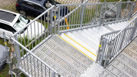 Die PERI UP Treppe Public erfüllt sämtliche Normen und Vorschriften bezüglich Sicherheit, Stufen- und Geländerhöhen.