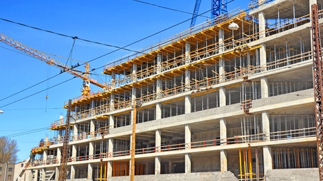 Monolīto pārseguma plātņu betonēšanai tiek izmantoti gan ST 100 atbalsta torņi, gan PERI ROSETT modulāro sastatņu risinājumi, gan MULTIPROP augstas nestspējas alumīnija atbalsta stutes, kas ar MRK rāmju palīdzību tiek izvietotas troņos.