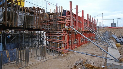 Iš DOMINO skydų ir VARIO elementų formuojamas monolitinis ruožas kuris apjungs g/b sijas ir atramą.<br/>(nuotraukos autorius: Marius Slabada)