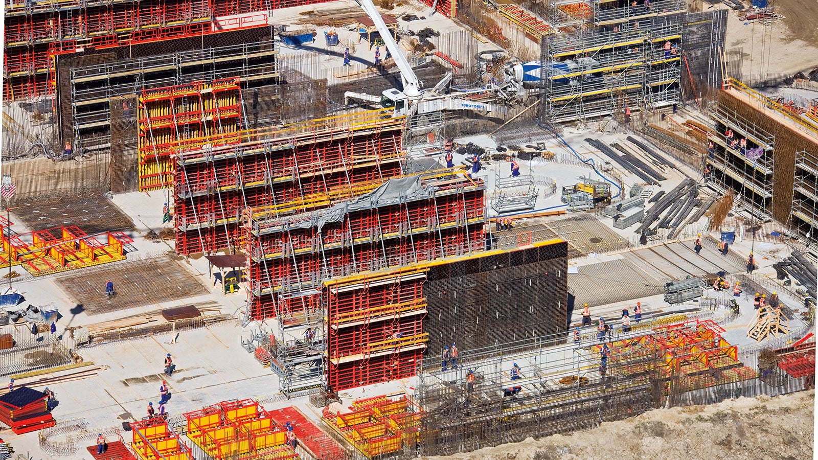 BHP na budowie gwarantuje nie tylko komfort i wysoką kulturę pracy, ale również wysoką wydajność i wymierne korzyści ekonomiczne.