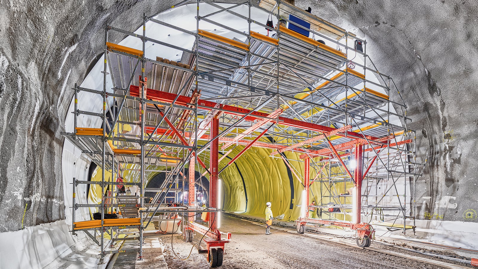 Enne tunneli roomikraketise saabumist oli töös kuuemeetrine paigalduskäru, mida kasutati tihendustöödeks. Sellele järgnes sarnase põhimõttega töötav armeerimiskäru, mille pikkus oli adapteeritud 12 m ploki pikkusele. <br/>(Foto: PERI SE)<br/>