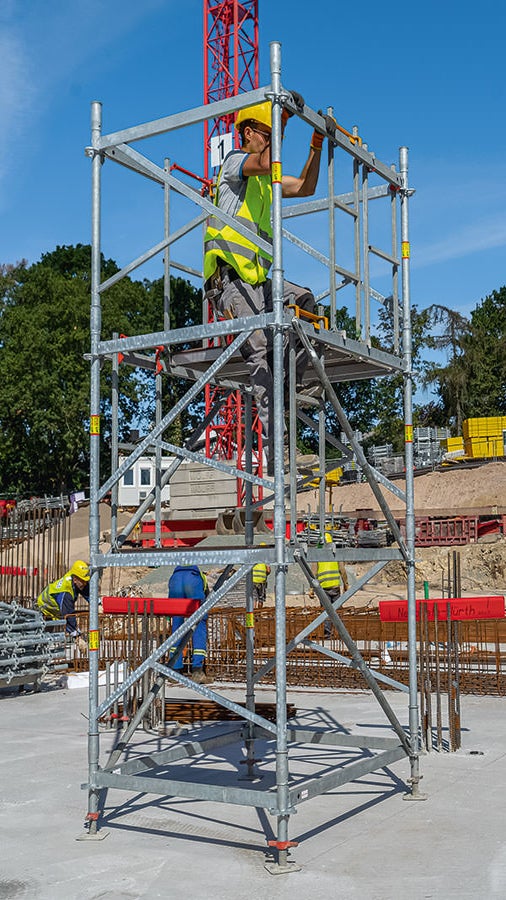 Der PERI UP Flex Stützturm MDS K mit der Aufbaulogik mitkletternder Beläge ermöglicht die sichere Traggerüstmontage ohne PSAgA im Schutz eines um- und vorlaufenden Geländers.