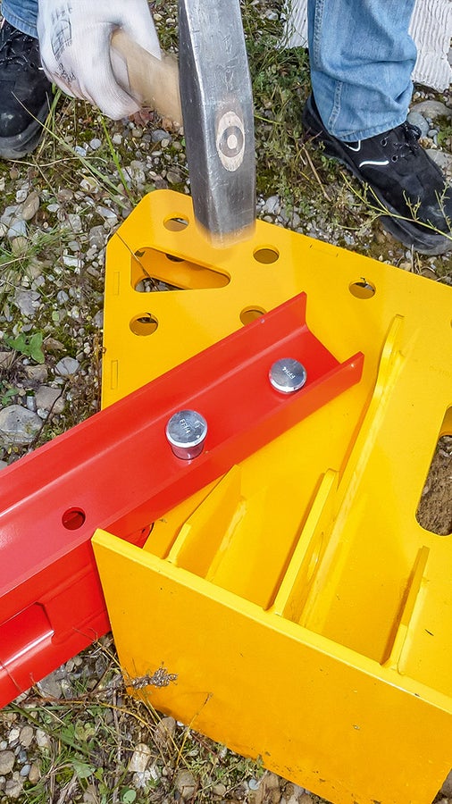 Compared to conventional systems with a large number of screw connections, two fitting pins are sufficient for the node connections. This accelerates the assembly significantly. 