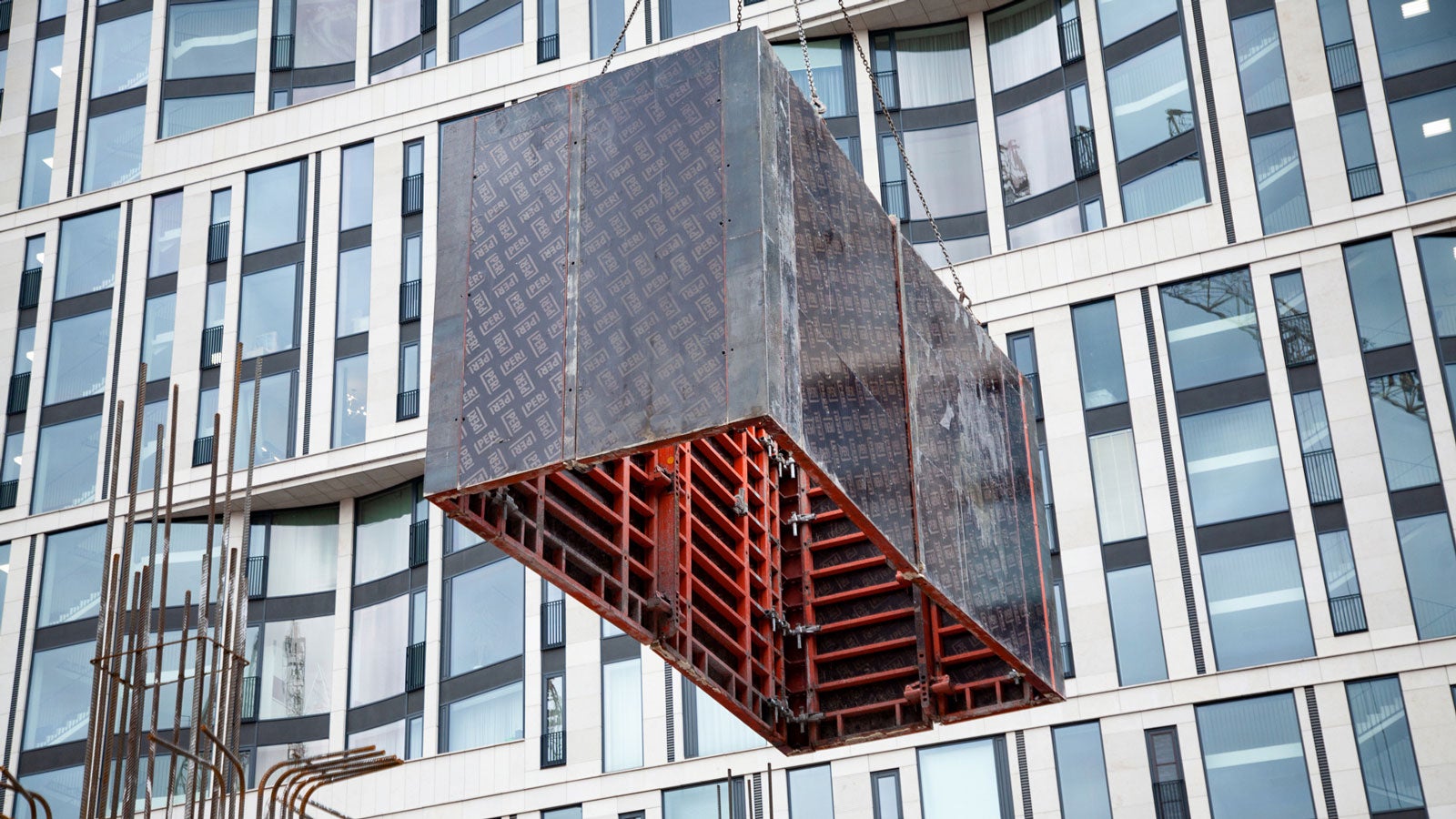 Индивидуальное решение. Высокое качество бетонной поверхности и рисунок без стыков, благодаря свободному выбору фанеры. 