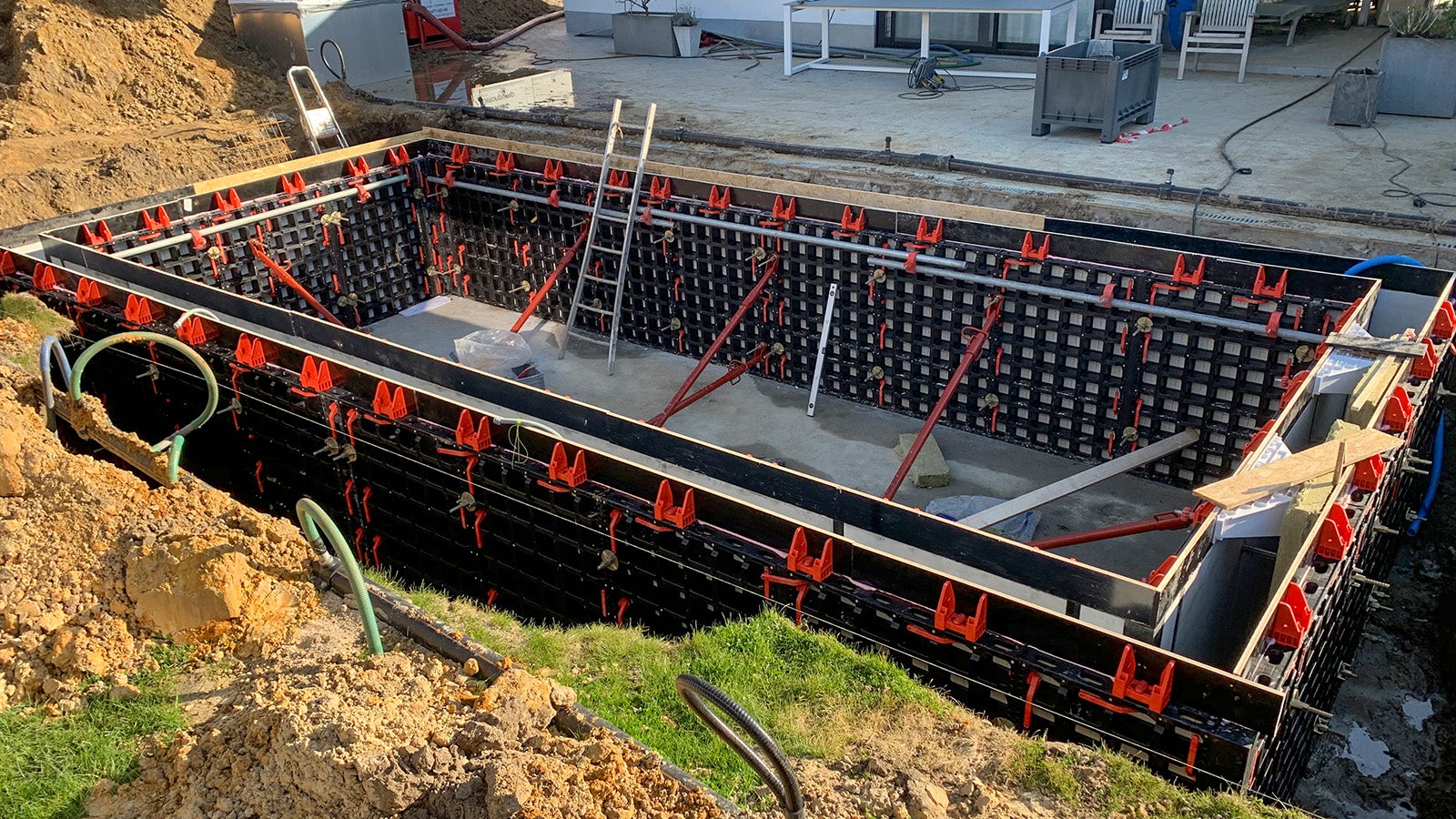 DUO est constitué de Polytech ; ce matériau résiste durablement à l'humidité, il est particulièrement léger et hautement flexible en termes de conception de produit.