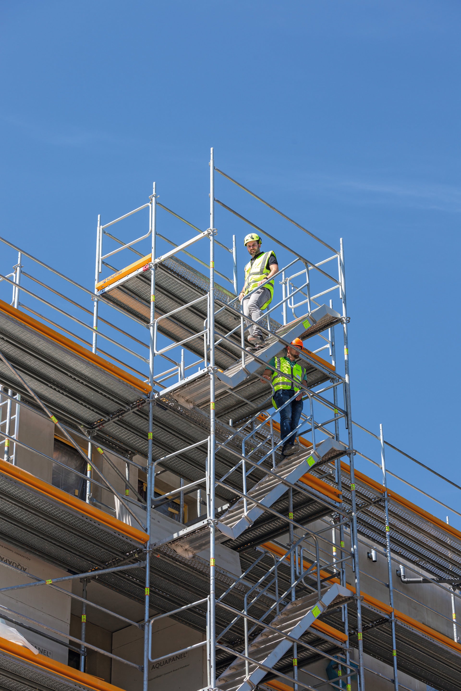 Geländer an den äußeren und mittleren Wangen sorgen für sichere Laufwege.<br/>
