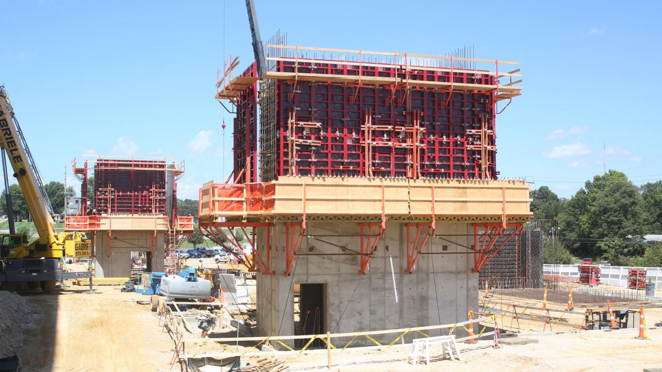 MAXIMO’s uniform tie pattern creates an appealing concrete finish