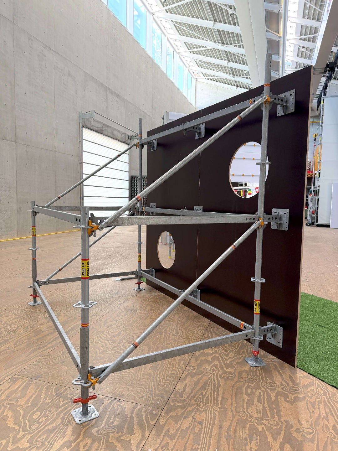 In der Halbzeit ist Action gefragt: An der Torwand können Fußballkünste unter Beweis gestellt und echte Highlight-Momente erlebt werden. Die Konstruktion aus PERI UP Kernbauteilen wie Riegeln, Diagonalen und zusätzlichen Schalungsplatten inkl. Löcher sorgt – verbunden über Multikonsolen vom PERI UP Cladding – für Stabilität und echte Stadionstimmung.
