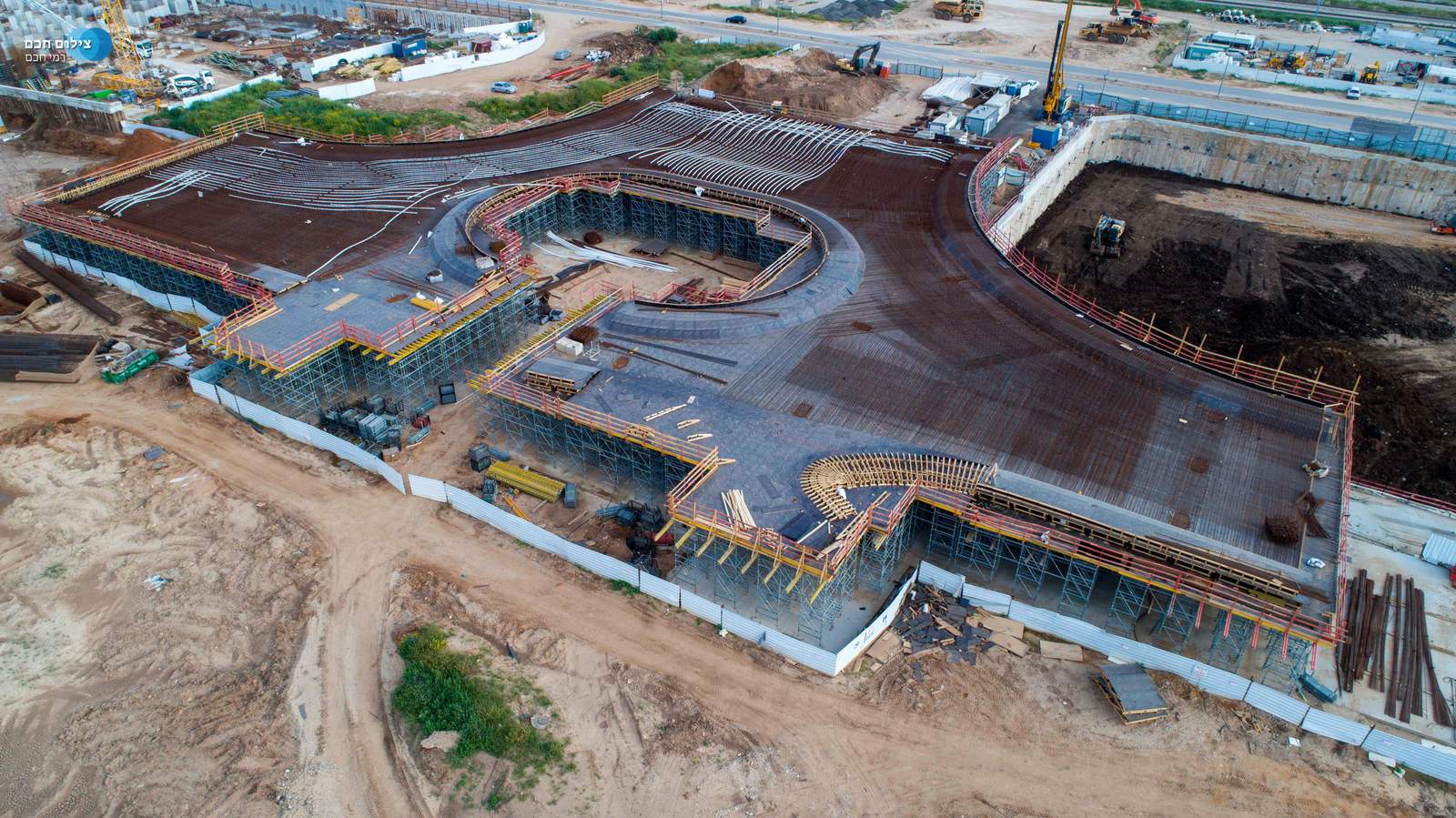 מגדלי תמיכה מסוג PERI UP ליציקת מיסעה בעובי 125 ס"מ, בשטח 5,000 מ"ר ובגובה 6 מטר