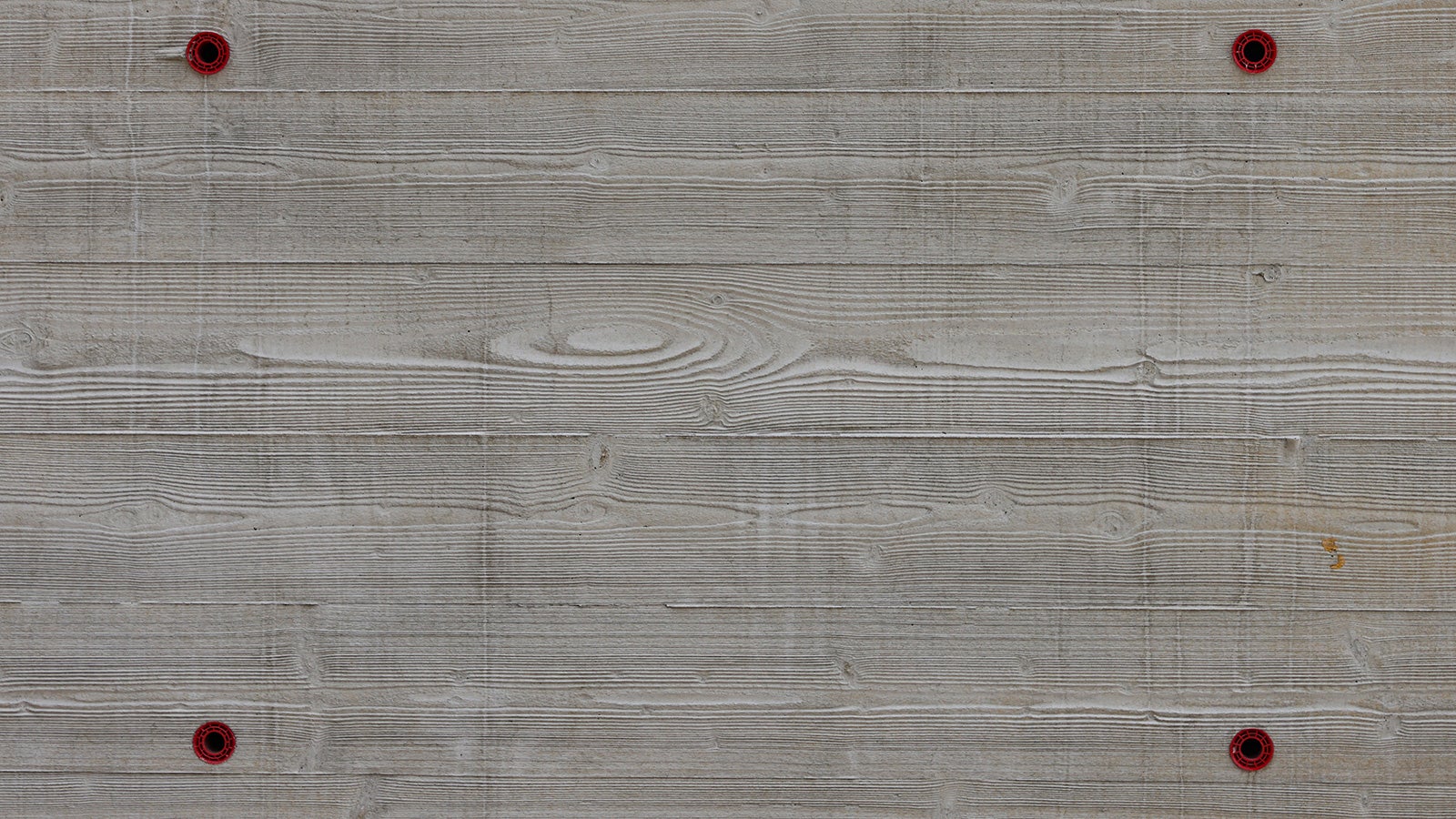 Odcisk w betonie odwzorowujący strukturę deski.