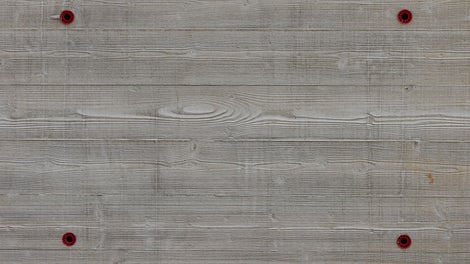 Odcisk w betonie odwzorowujący strukturę deski.