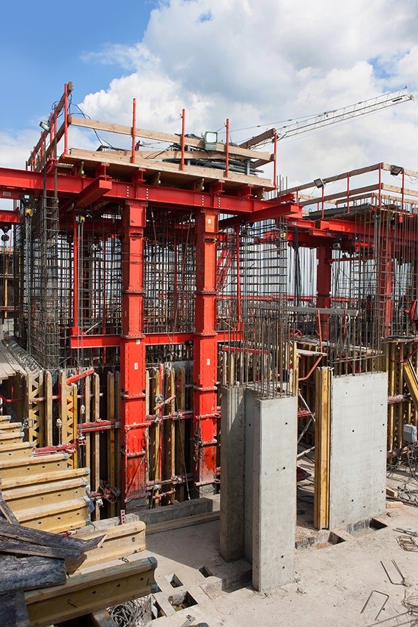 Опалубка стен лестнично-лифтового блока (ядра) смонтирована на самоподъемных платформах ACS-P, чтобы удобно было проводить работы по армированию маленьких лифтовых шахт. Платформа уровня +1 размещена выше обычного - это позволило армировать стены лестнично-лифтового блока, не дожидаясь устройства ж/б перекрытия ниже лежащего этажа.