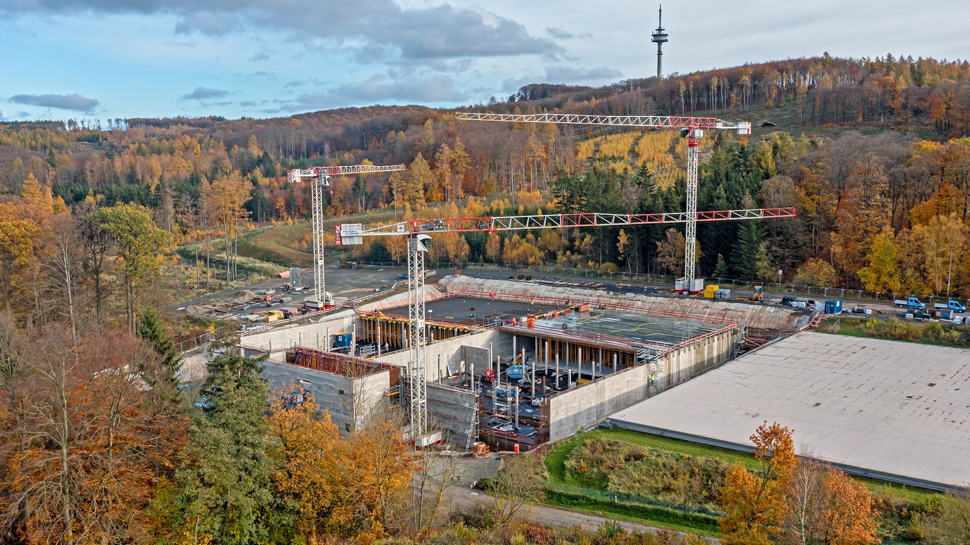 Der neue Hochbehälter Petze IV weist ein enormes Fassungsvermögen von insgesamt 25.000 m³ auf und soll bereits zum Jahresende 2024 in Betrieb gehen.