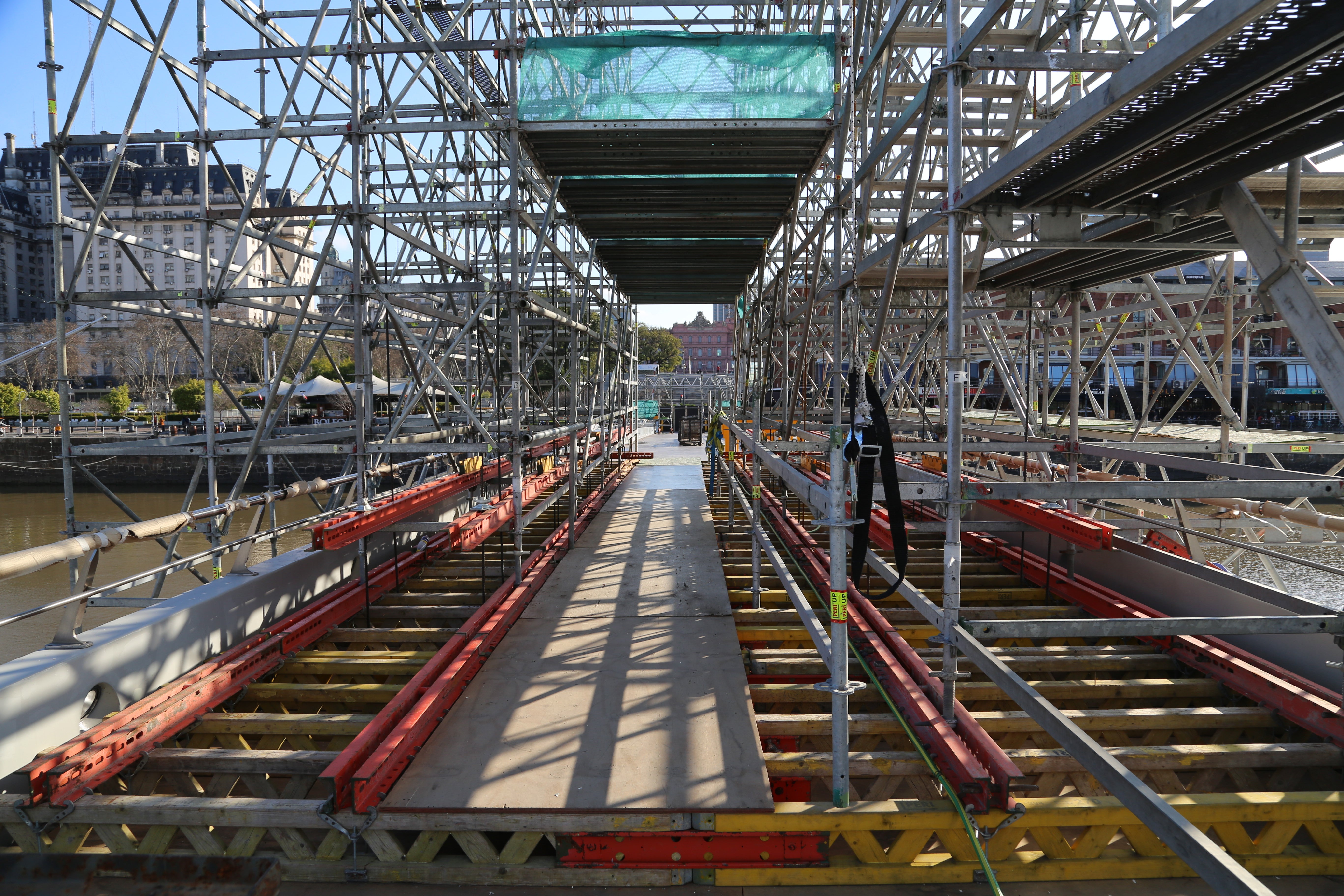 Los andamios móviles están montados sobre rodillos, para que se puedan desplazar. Avanzan tres metros cada cuatro días, mientras se van pintando los costados y la parte inferior del puente.