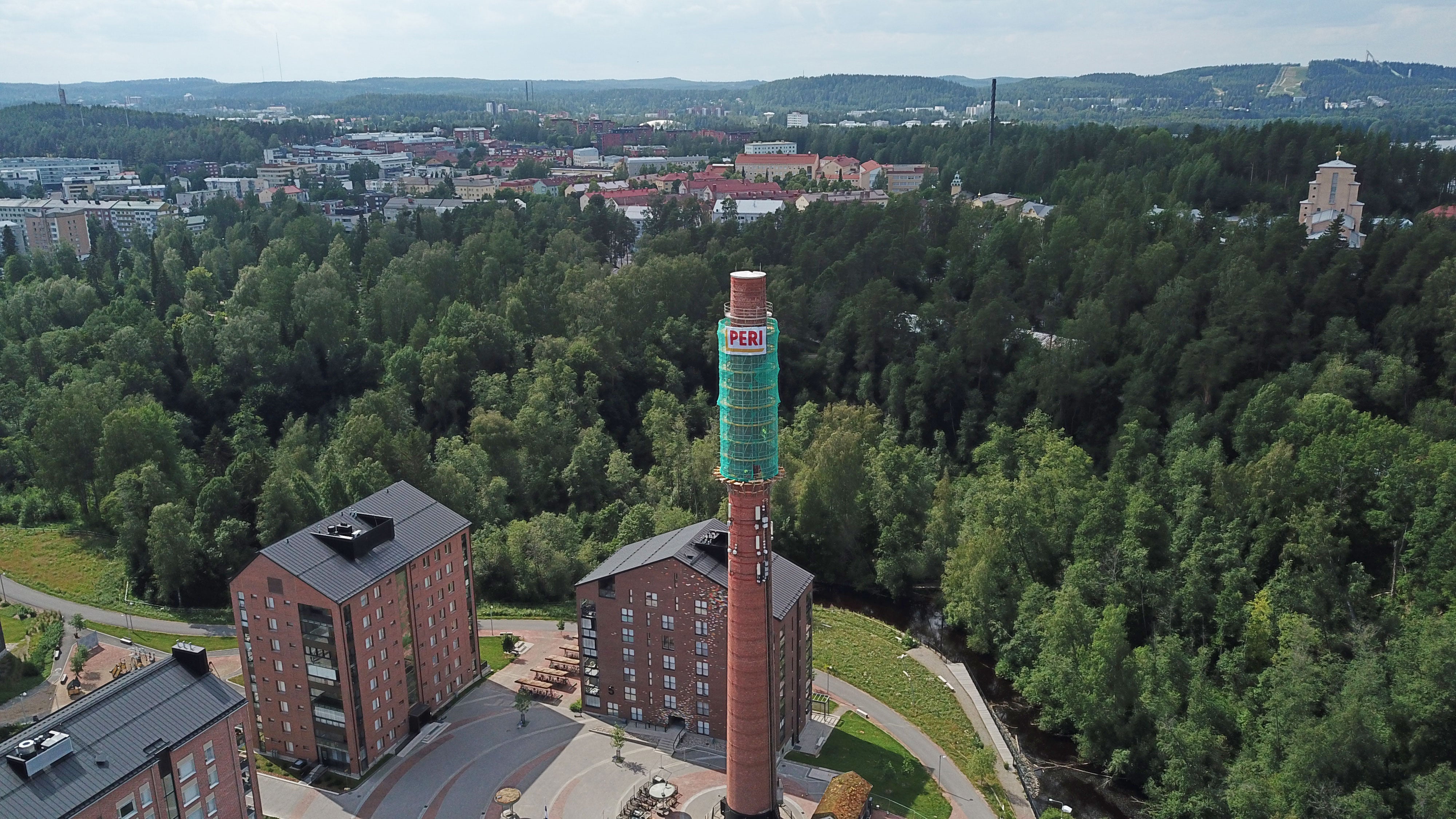 Jyväskylän entisen paperitehtaan piippu korjataan PERI UP -telineiltä käsin.