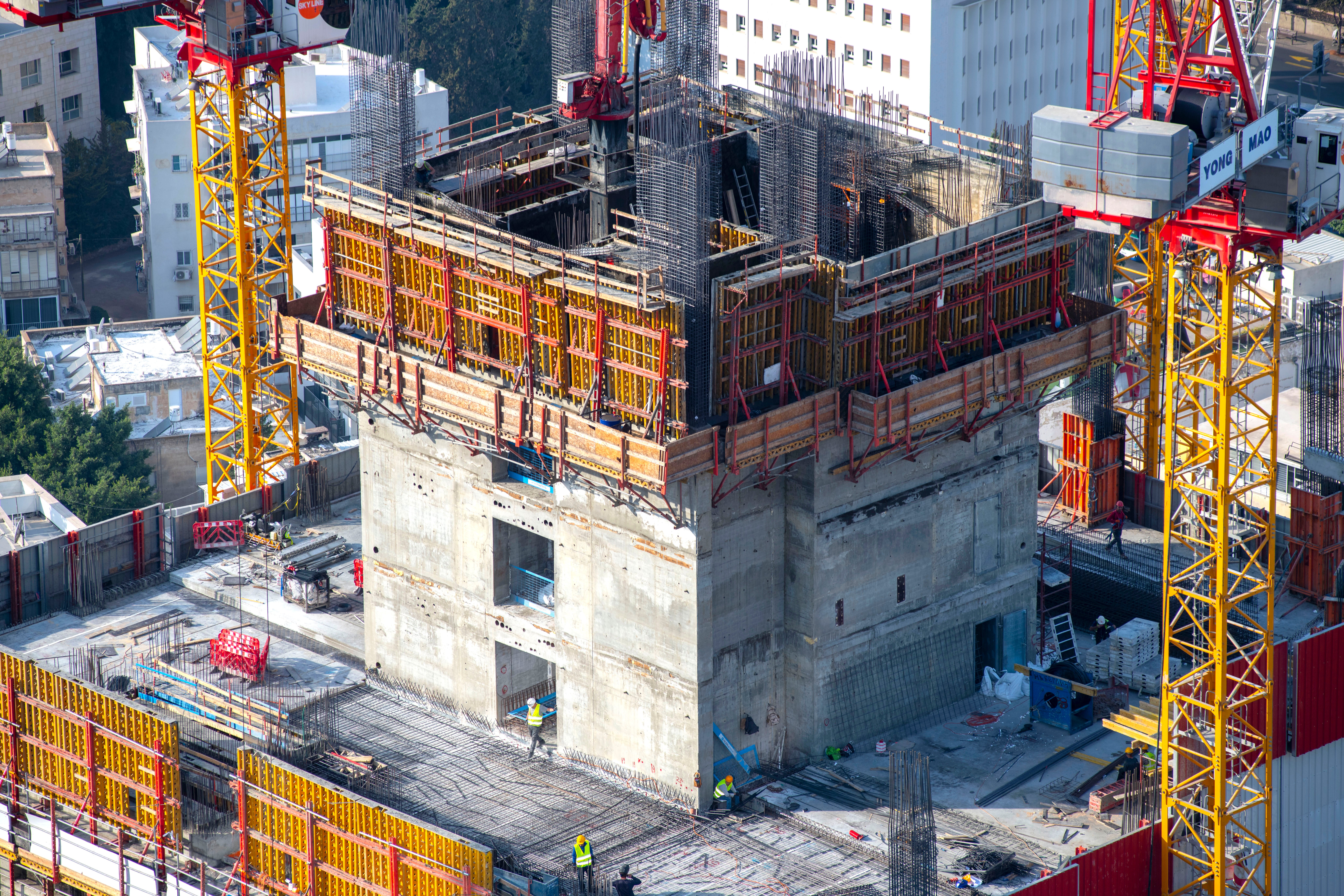 גרעין מטפס מראש – תבניות VARIO ע"ג פלטפורמות CB-240 ו- SP מטפסות באמצעות מנוף