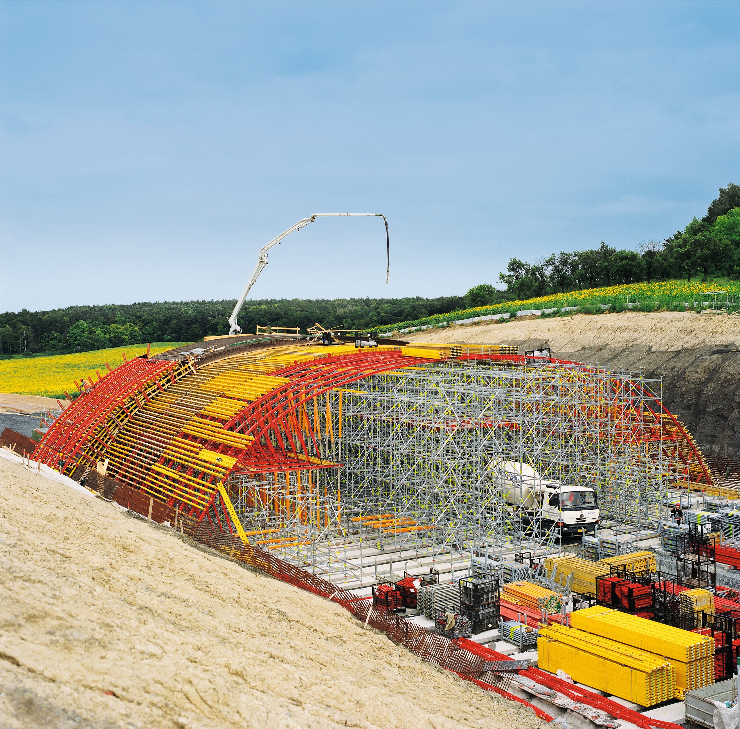 Gerüst- und Schalung kommen bei PERI seit 25 Jahren aus einer Hand. Die aufeinander abgestimmten Raster bieten bei der Kombination der Systeme dank weniger Handgriffe große Vorteile, wie bei dieser Wildwechselbrücke. 
