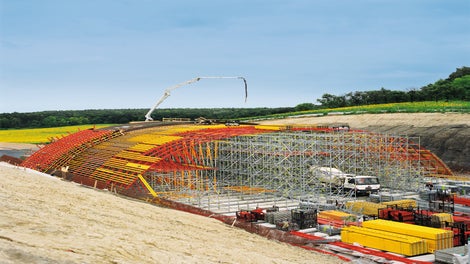Gerüst- und Schalung kommen bei PERI seit 25 Jahren aus einer Hand. Die aufeinander abgestimmten Raster bieten bei der Kombination der Systeme dank weniger Handgriffe große Vorteile, wie bei dieser Wildwechselbrücke. 