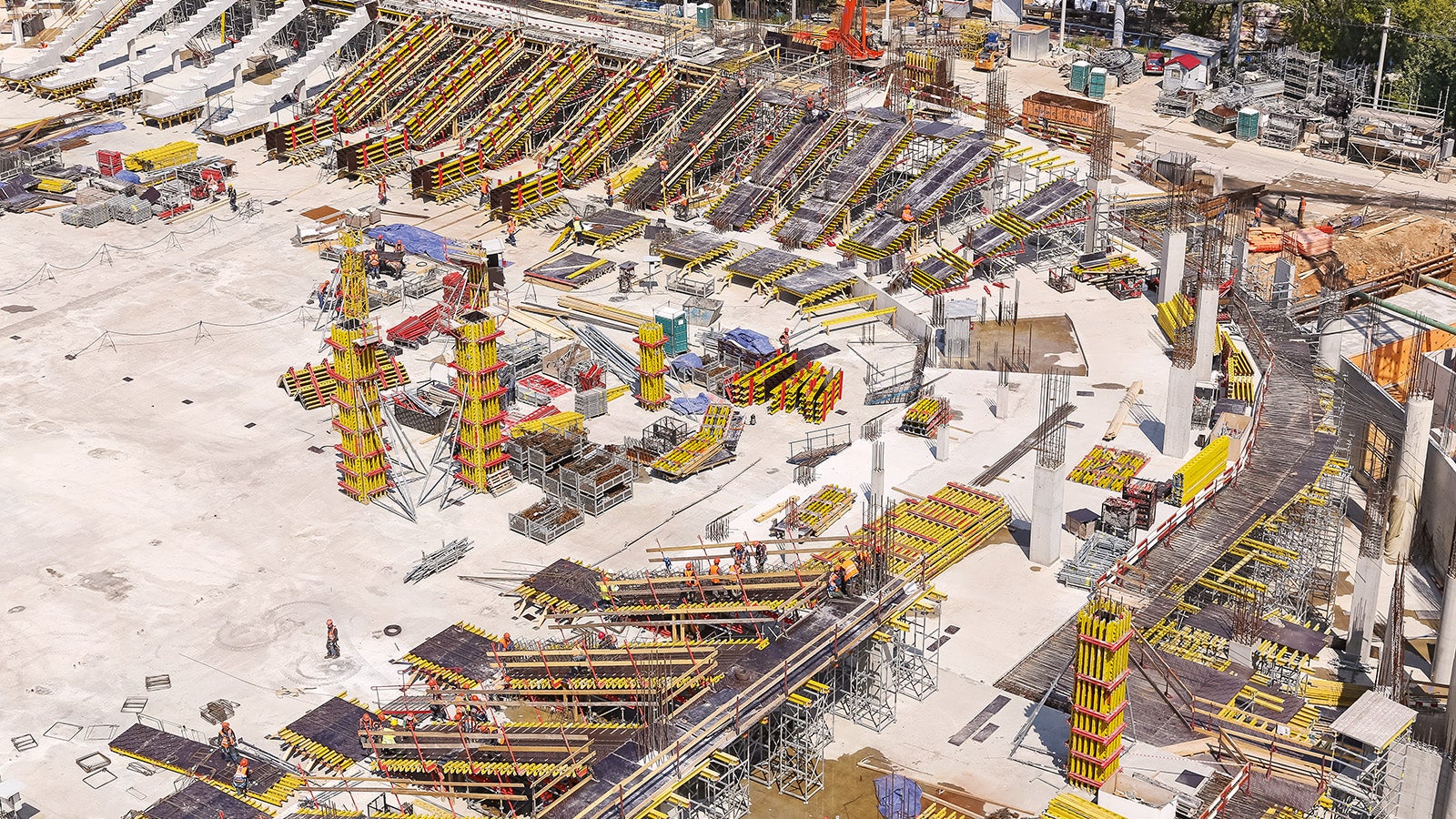 Особая технология бетонирования, предложенная специалистами PERI, позволила возвести подтрибунные балки быстро и с отклонением поверхностей не более 2-3 мм на всю длину конструкции.